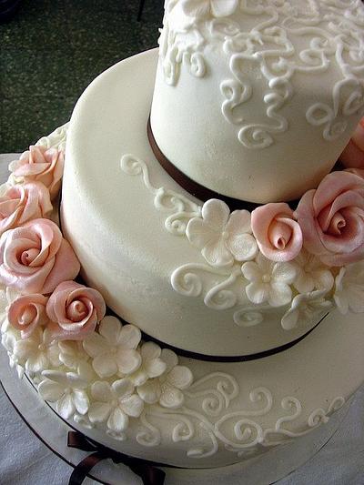 All daisies and Roses - Cake by Caking Around Bake Shop