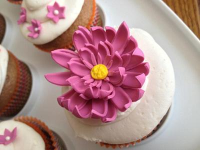 Lita's Birthday cupcakes - Cake by taralynn