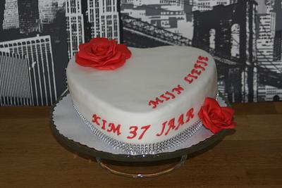 giant heart with roses - Cake by Karlijn
