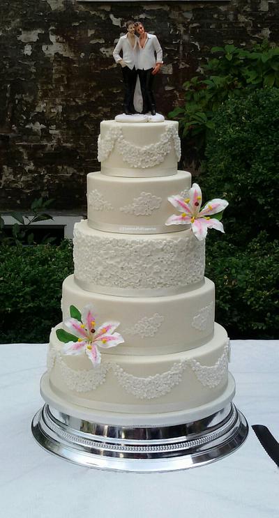 Weddingcake with surprise - Cake by Droom Patisserie