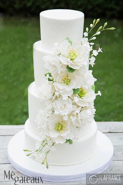 White Wedding Cake - Cake by Mé Gâteaux