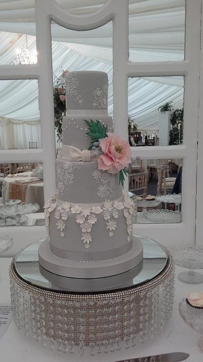 Grey wedding cake - Cake by milkmade