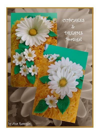 ANCIENT CONVENTUAL ALMOND CAKE WITH DAISIES IN EGG'S STRANDS... - Cake by Ana Remígio - CUPCAKES & DREAMS Portugal