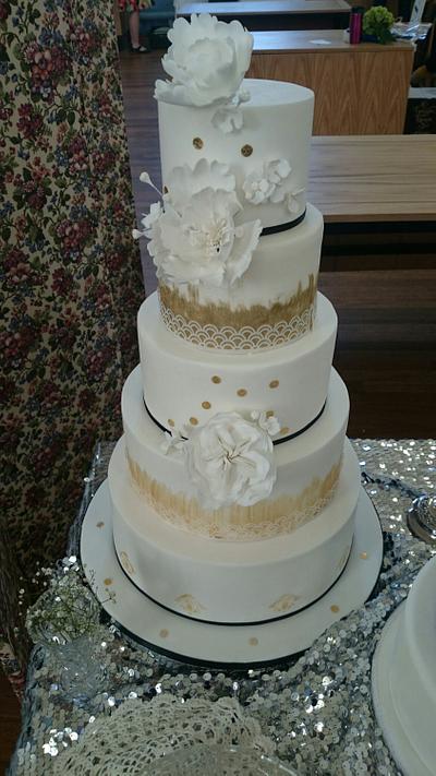 A touch of gold Wedding cake  - Cake by Divine Bakes