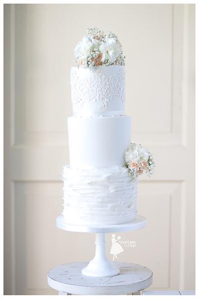 Gluten free weddingcake with fresh flowers - Cake by Taartjes van An (Anneke)