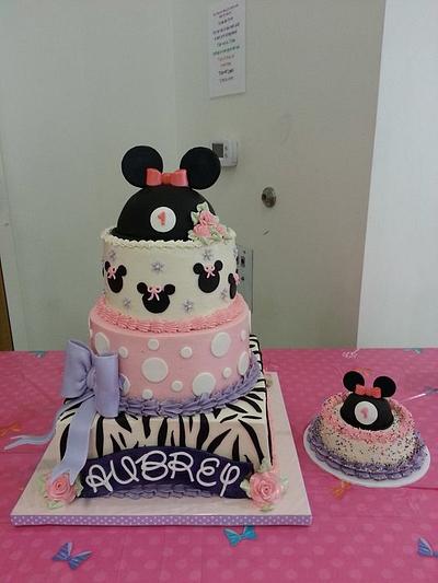 Minnie Mouse - Cake by CustomCakesBySonya