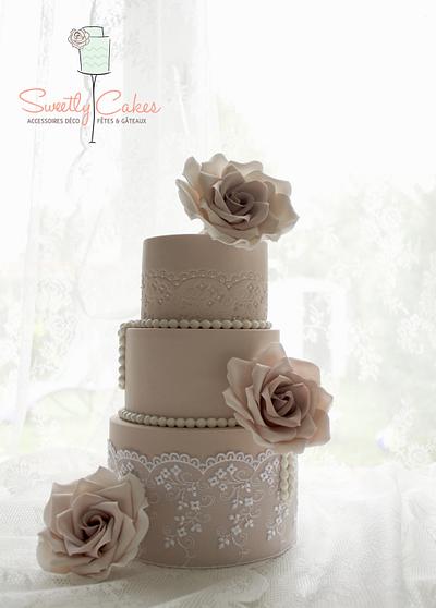 lace & rose vintage  - Cake by Sweetly Cakes 