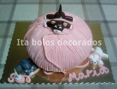Novelo de lã com gatinhos. - Cake by ItaBolosDecorados