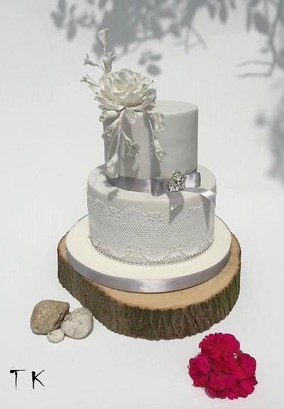 nežná biela  - Cake by CakesByKlaudia