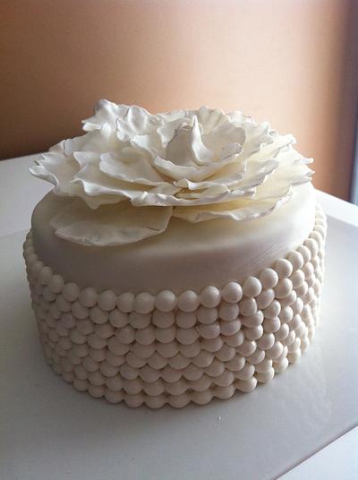 White pearls - Cake by Andie Gélinas
