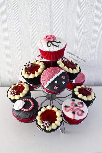 Cupcakes in black, white and pink. - Cake by Vanessa