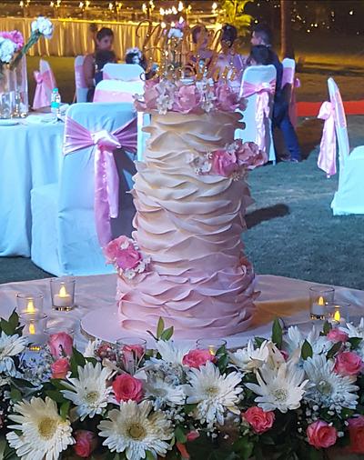 Pink ombre ruffles - Cake by Santis