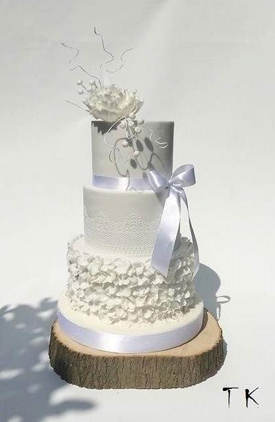white wedding cake - Cake by CakesByKlaudia