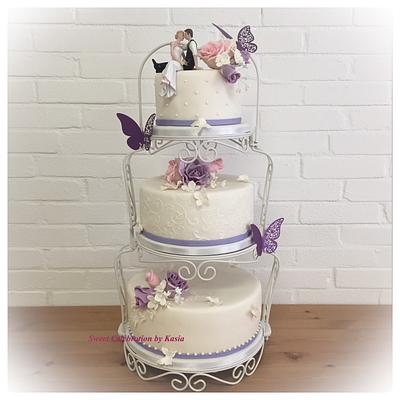 Wedding cake with purple flowers - Cake by Sweet Celebtation