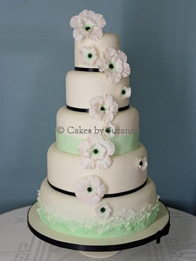 Flowers and ruffles - Cake by suzanne