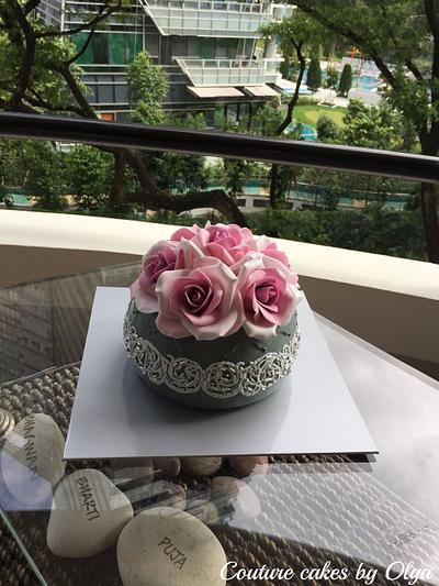 Roses in a vase - Cake by Couture cakes by Olga