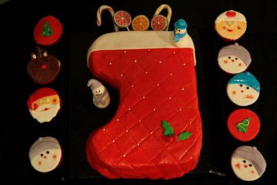 Christmas cake with cupcakes - Cake by vikios