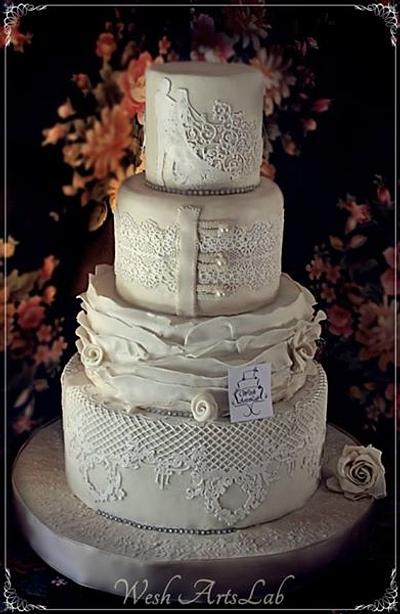 Ivory, champagne and lace <3  - Cake by Wesh ArtsLab