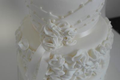 pearls and ruffles - Cake by Justine
