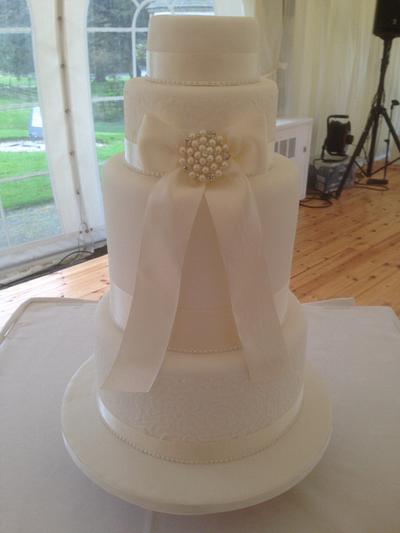 White simplicity - Cake by Linda Milne (the little cake room)