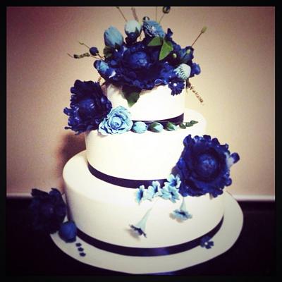 Blue sugar flower wedding cake - Cake by Rainie's Cakes