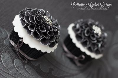 Black Dahlia cupcakes - Cake by Bellaria Cake Design 