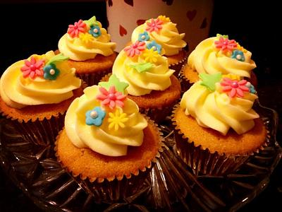 Vanilla Cupcakes. - Cake by Lilie Rose Walshe