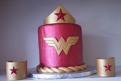 Wonder Woman  - Cake by Jenn Szebeledy  ( Cakeartbyjenn_ )