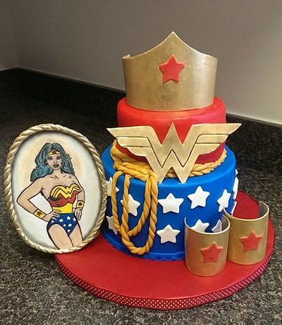 Wonder Woman  - Cake by Nizelle Olivo