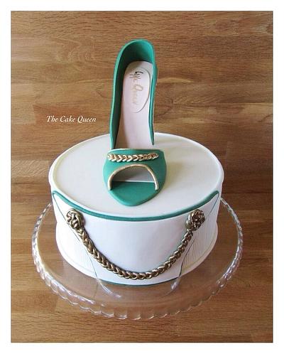 Green and gold shoe/ Chic and sweet shoes by The cake queen  - Cake by Mariana