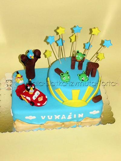Angry birds and McQueen Lightning fighting against pigs  - Cake by tweetylina
