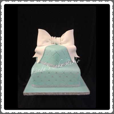 Bow and bling  - Cake by Linda's cake studio