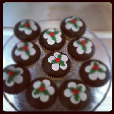 christmas pudding cupcakes - Cake by Mandy