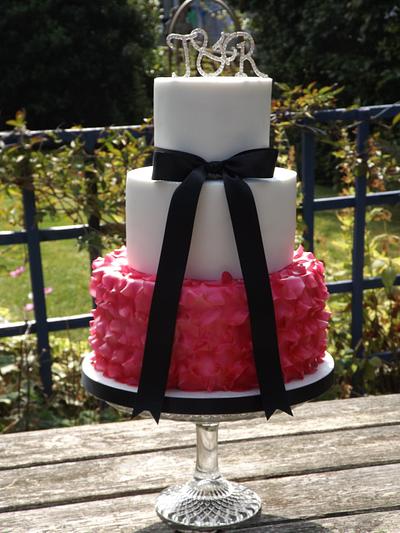 Striking ruffles wedding cake - Cake by Cupcakelicious