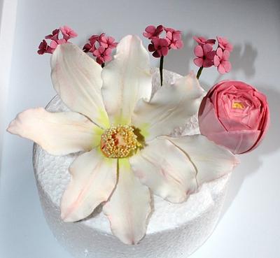 Sugar Flowers - Cake by Linda Thorpe
