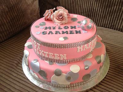 Sweet sixteen with a lot of bling - Cake by Pauliens Taarten