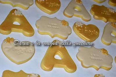 Gold and Ivory cookies - Cake by Daria Albanese