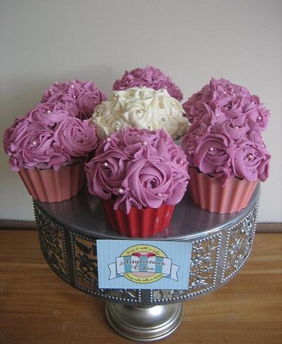 Midi Flower Cupcakes - Cake by iriene wang