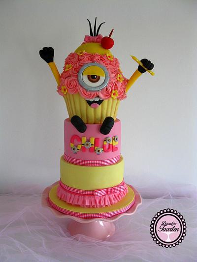  Girly Cupcake Minion :-) - Cake by Daantje