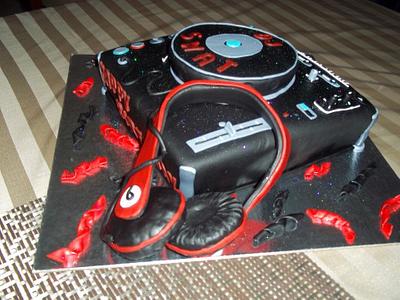 My dj turn table cake - Cake by Your Dreaming Cake