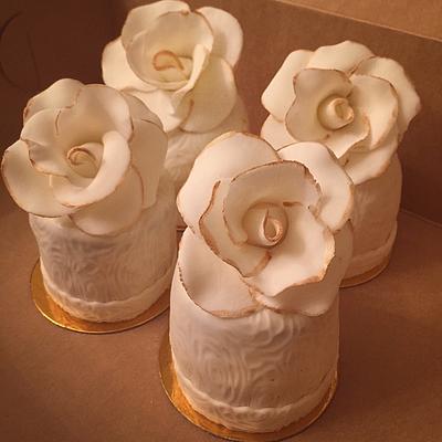 White and gold mini cakes! - Cake by Latifa