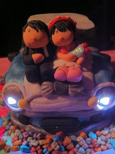 Mini cooper with couple figurine - Cake by Bellebelious7
