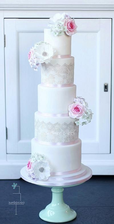 Classic white wedding cake - Cake by Tamara