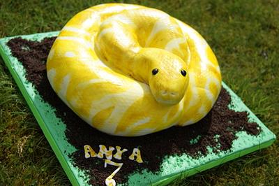 Snake in the grass - Cake by thesweetlittlecakery