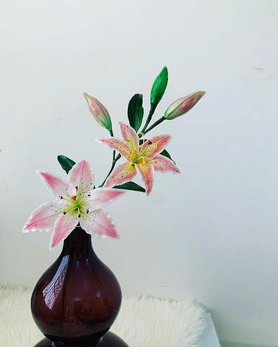 Lily flowers  - Cake by Shaki Faisal 