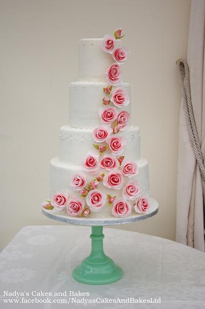 roses cascade  - Cake by Nadya