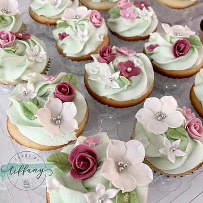 Fondant flower cupcakes  - Cake by Tiffany Crawford