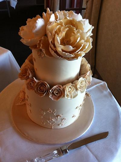 5 tiers of cake and handmade sugar flowers - Cake by Nadia French