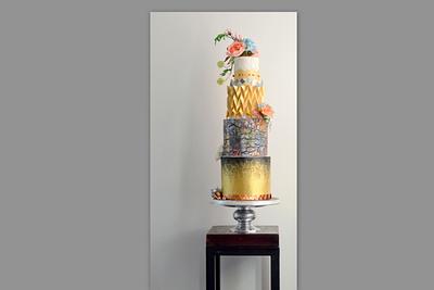 Gold cake with origami and flowers - Cake by Taart en Deco