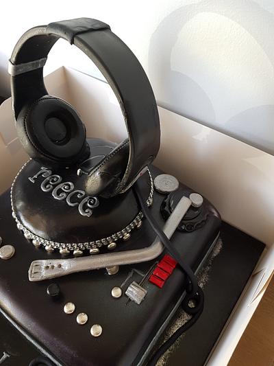 Beats turntable  - Cake by Lorna